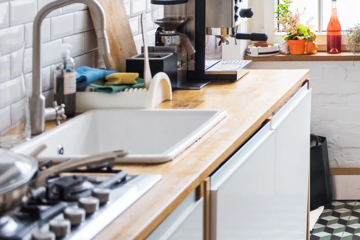 Moderne Küche mit Espressomaschine